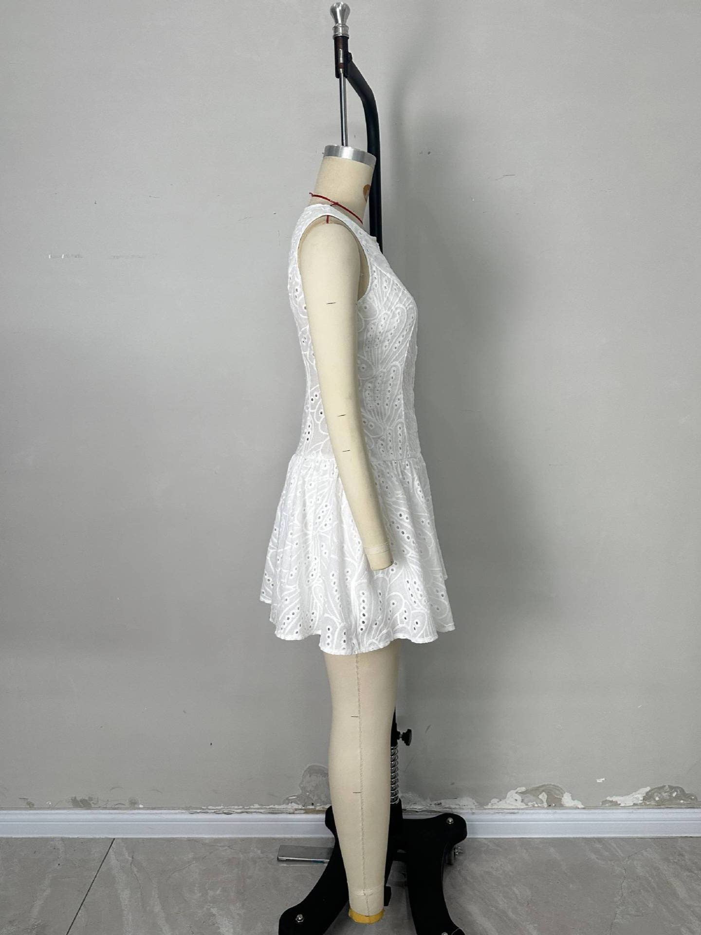 Form-fitting sleeveless single-breasted dress