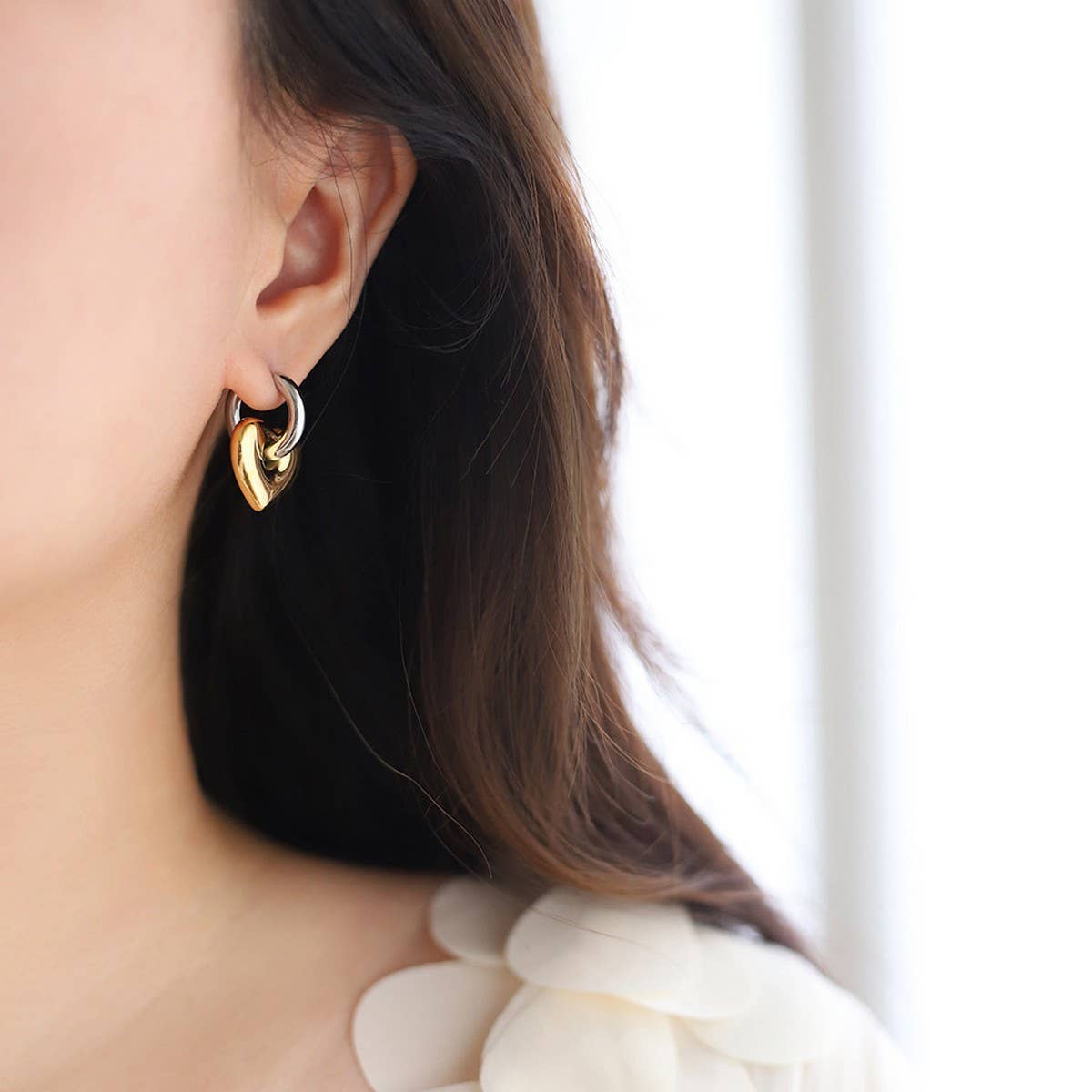 Contrast color metal heart clip earrings