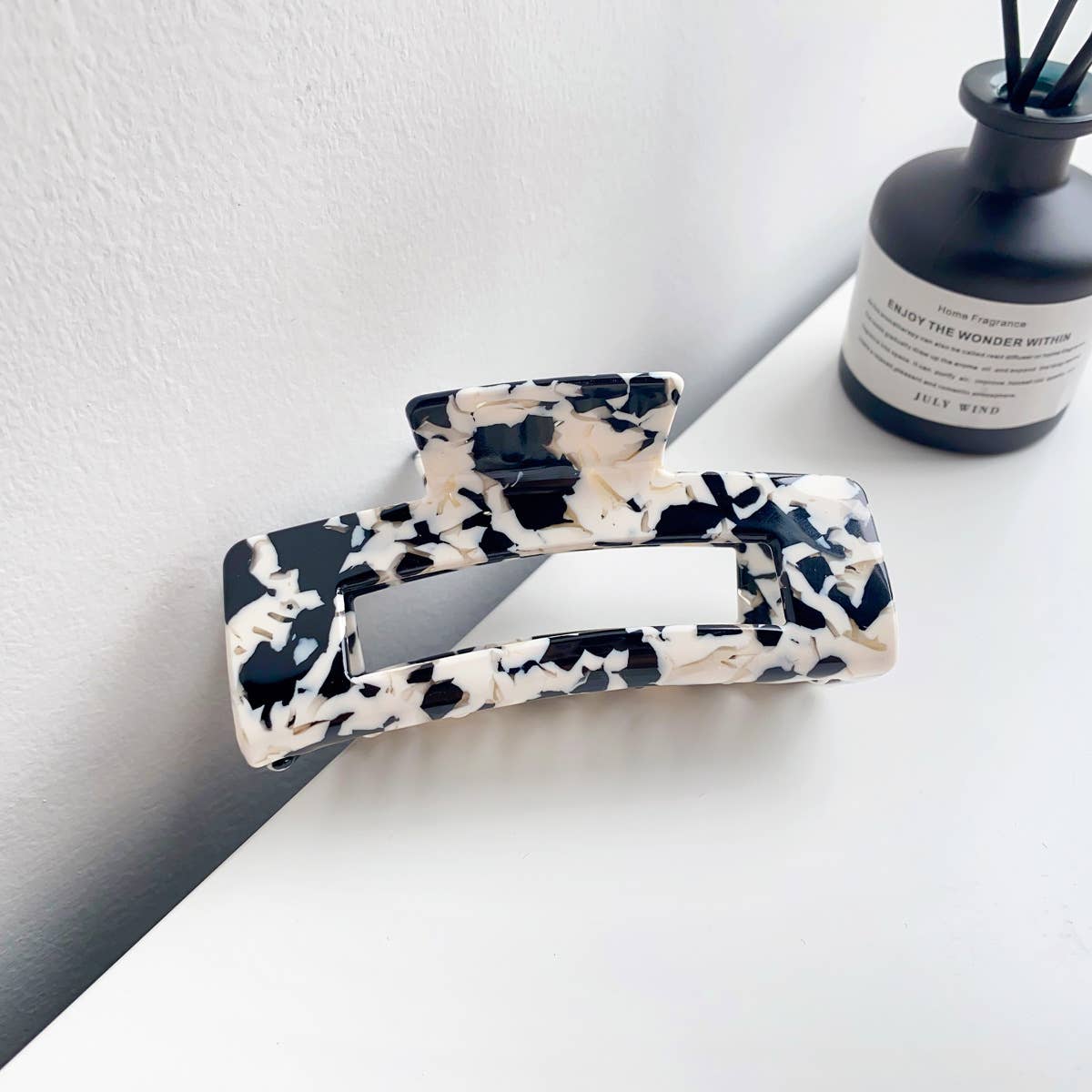 Retro and high-end acetate leopard hair clippers