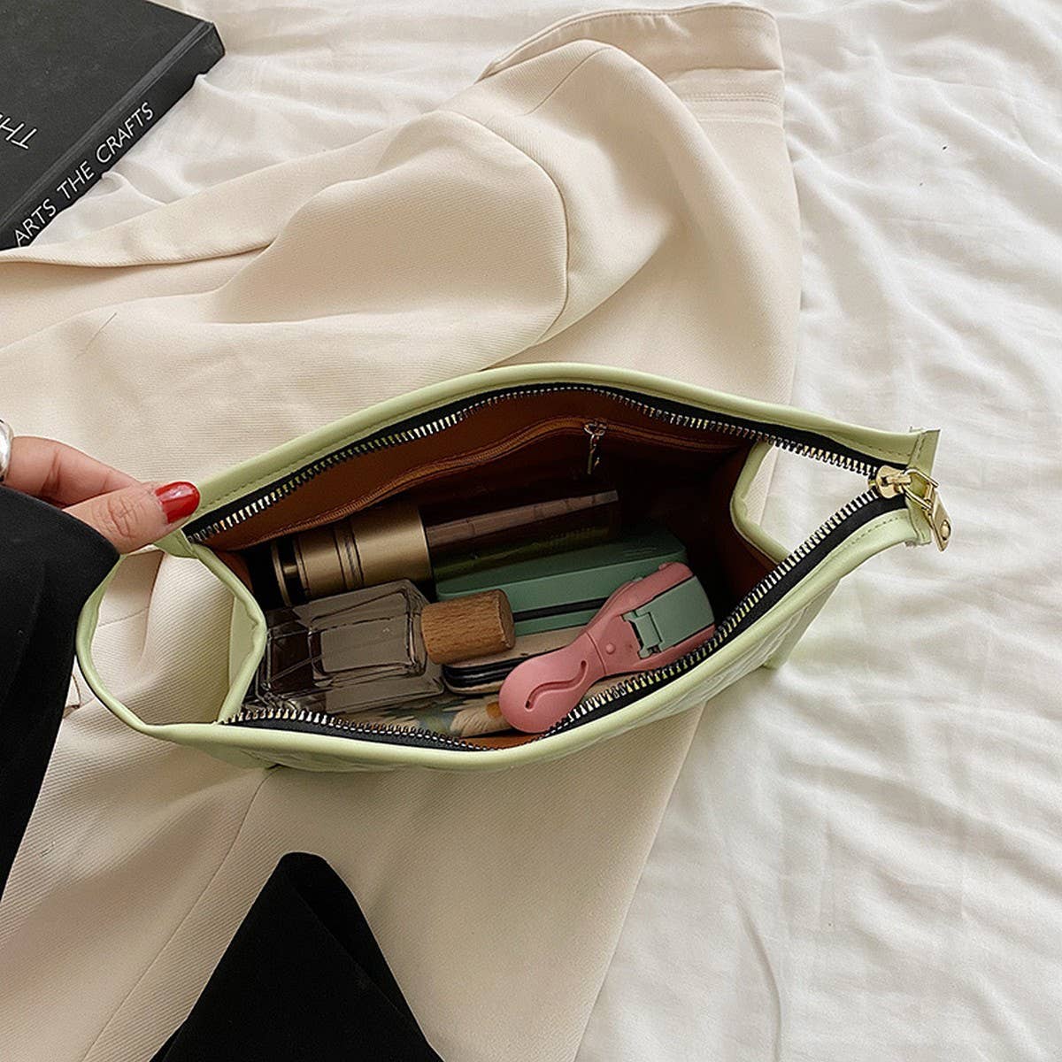HIGH-END BLACK AND WHITE EMBROIDERY COSMETIC BAG_CWAB4416