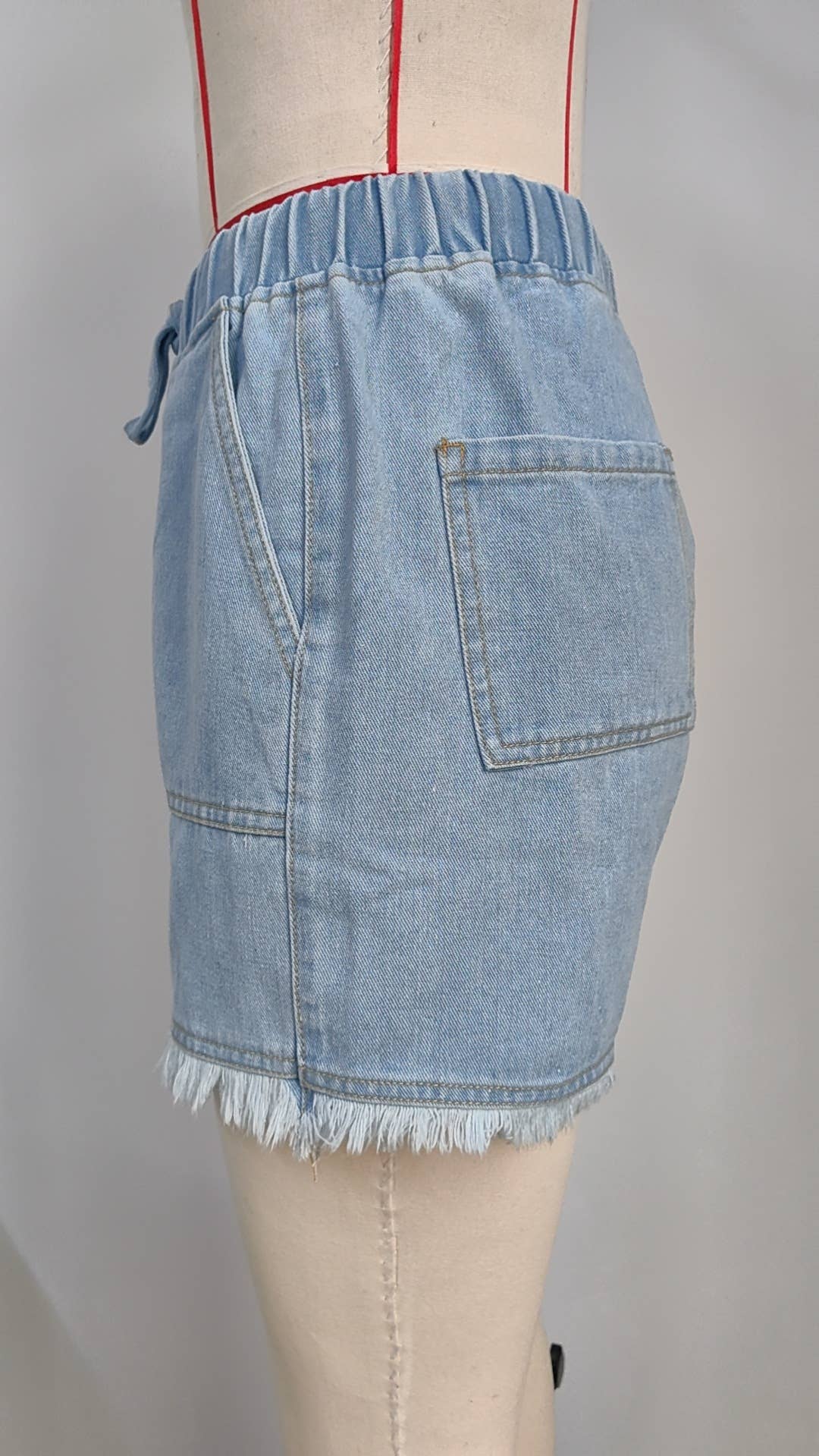 ELASTIC-WAISTED DRAWSTRING RAW HEM DENIM SHORTS