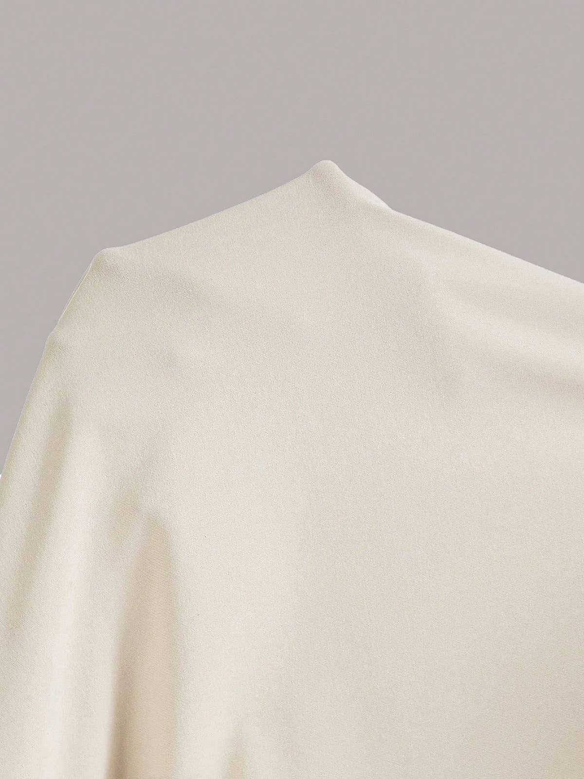 Cinched waist sleeveless and form-fitting dress