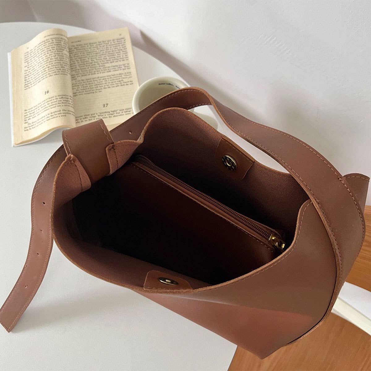 SIMPLE LEISURE BUCKET MESSENGER BAG_CWAB0964