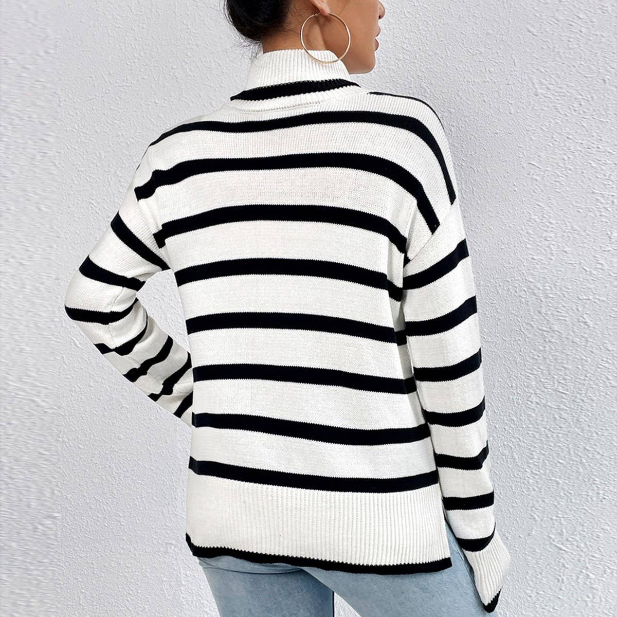 Contrasting striped sweater turtleneck base