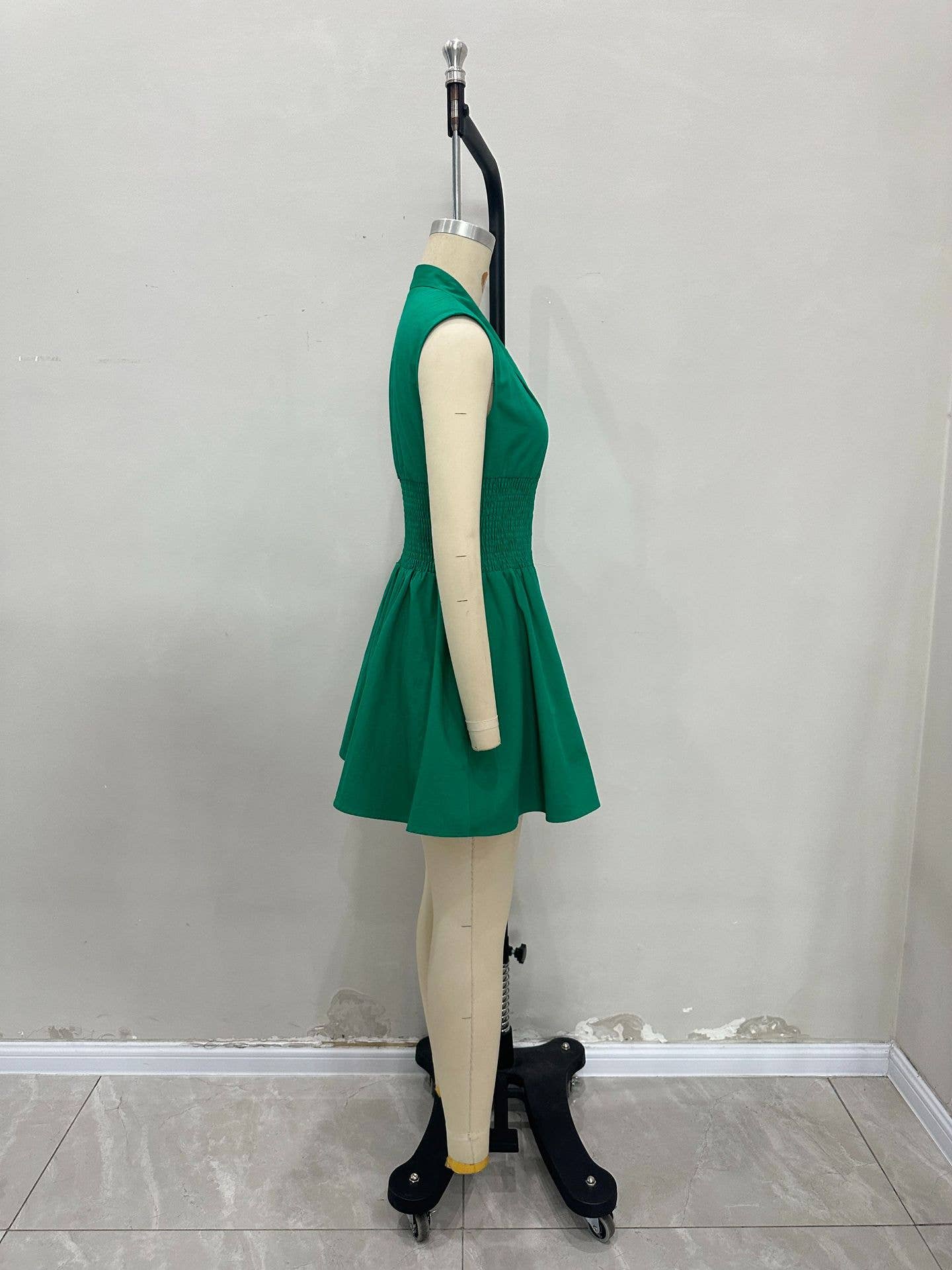 Collect waist temperament v-neck zipper dress