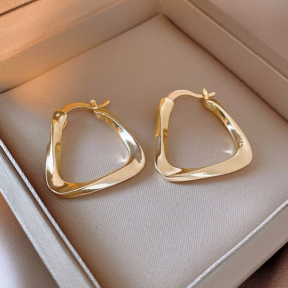 THREADED U-SHAPED SIMPLE AND FASHIONABLE EARRINGS