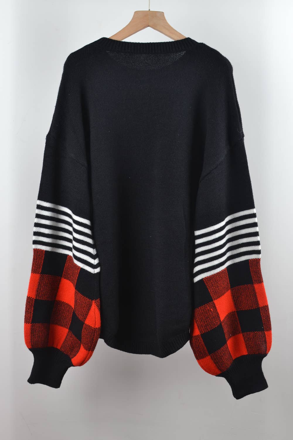 CREW NECK PLATE-SIZE SWEATER AND SMALL SHIRT