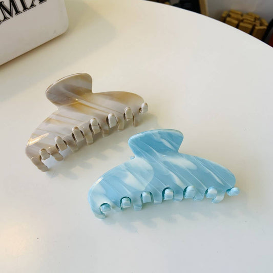 CWAHA5102_BLUE SKY WHITE CLOUD CAPPUCCINO HAIR CLAW CLIP