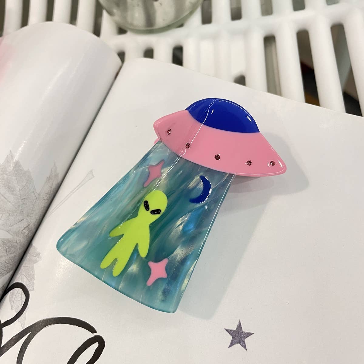 CWAHA4507_INS ALIEN LION ALOE VERA VASE HAIR CLIP