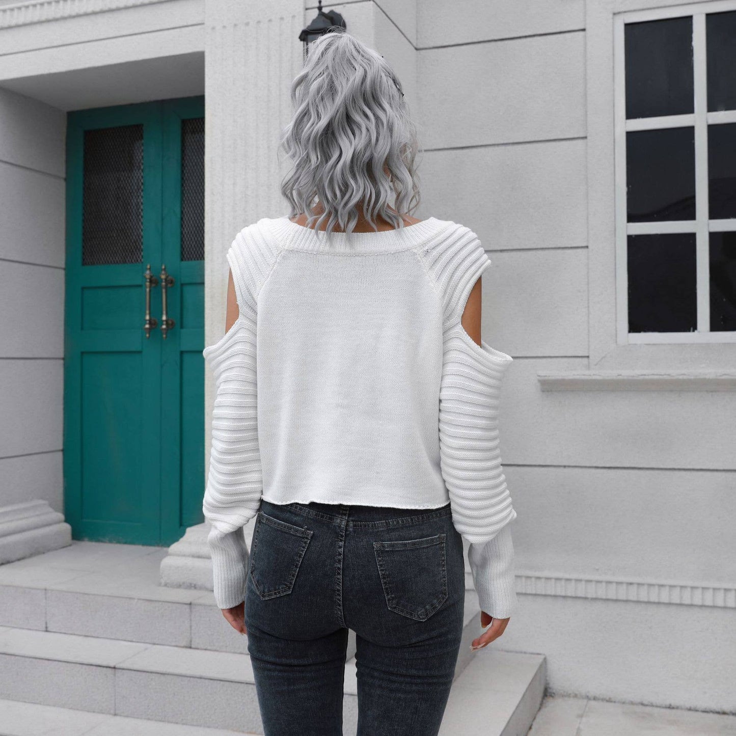 DESIGN OFF-THE-SHOULDER LONG-SLEEVED SWEATER