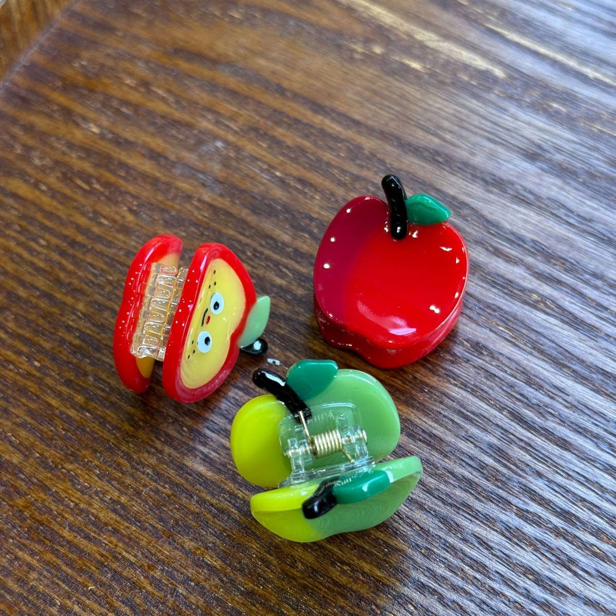 CWAHA4504_DOPAMINE HAIR CLIPPER APPLE HAIR CLIP