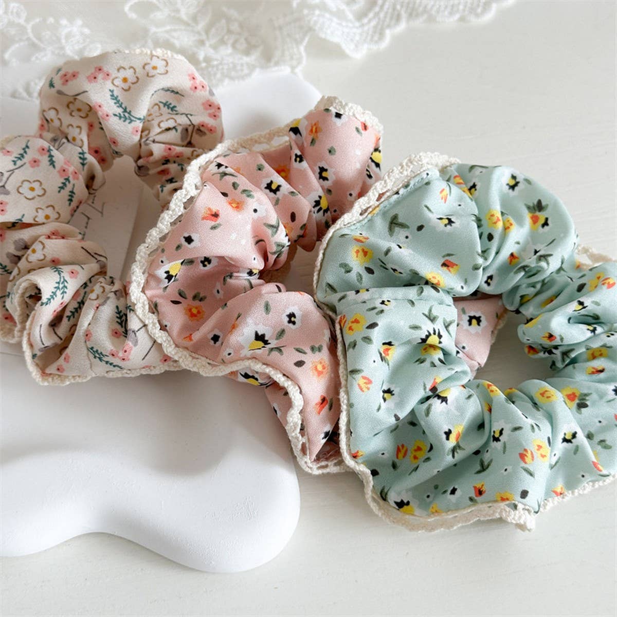 FLORAL LACE BORDER VERSATILE LARGE INTESTINE RING