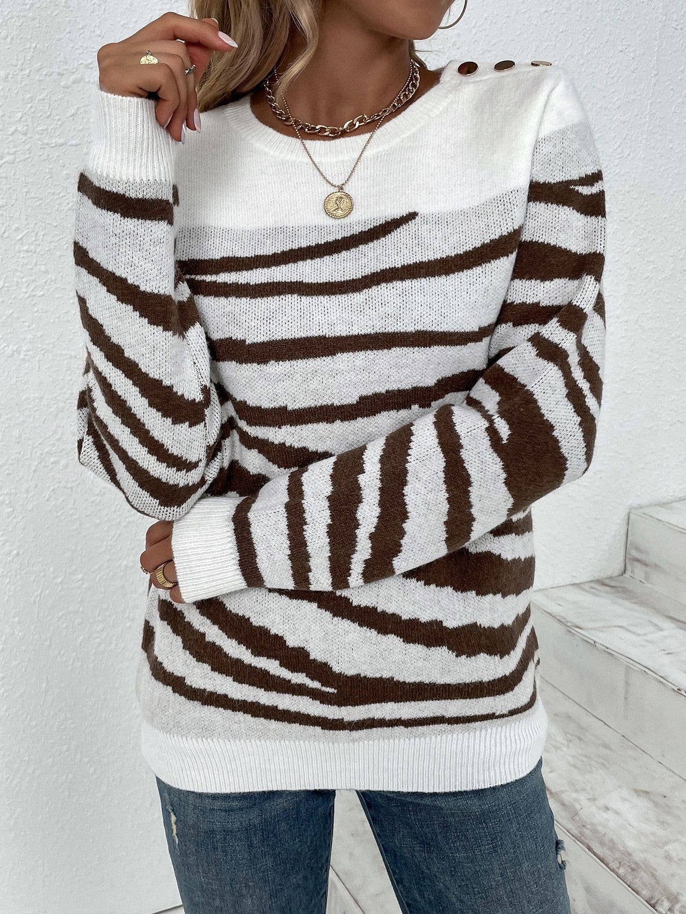Color-blocking zebra-patterned  knitted sweater