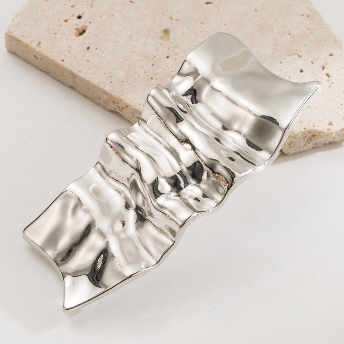 Wrinkled Metal Hair Clip – Elegant Low Ponytail_CWMM8539