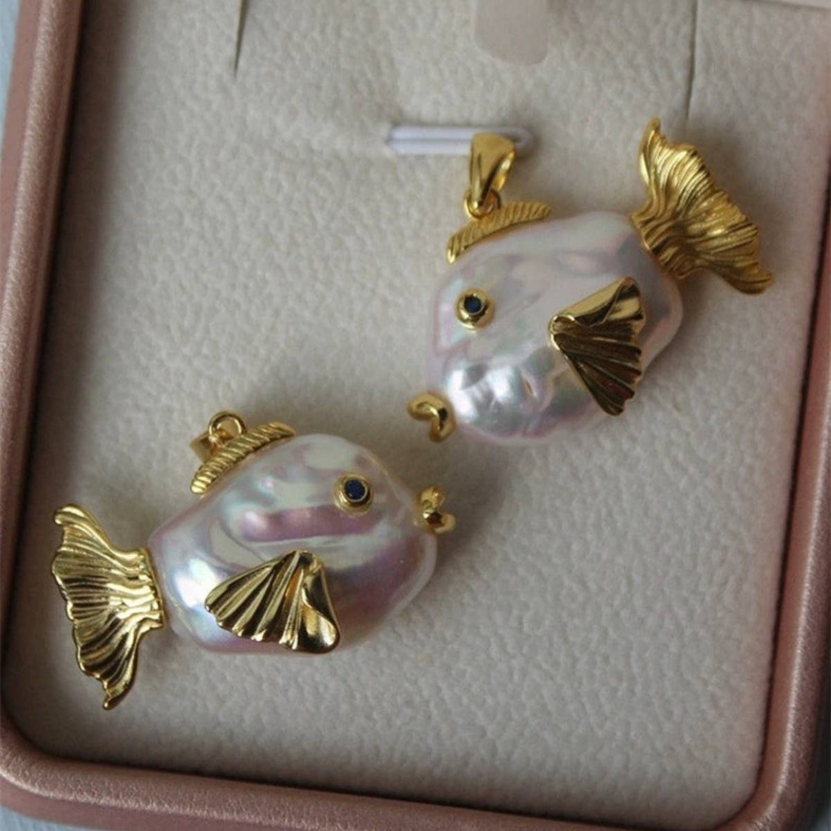 Clownfish & Pearl Necklace ? Ocean Kiss Pendant