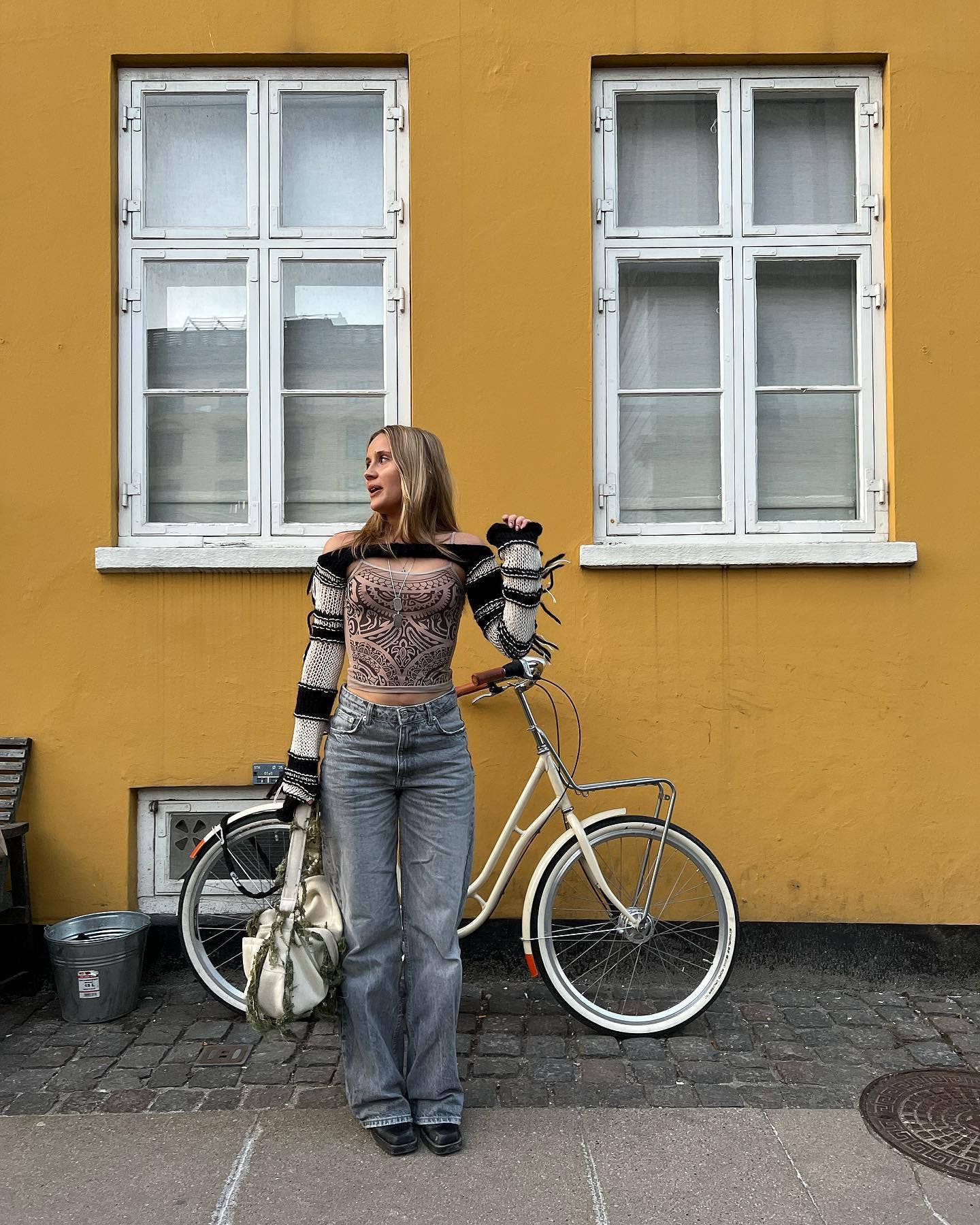 HOLLOWED-OUT KNITTED LONG-SLEEVED COMB SHAWL