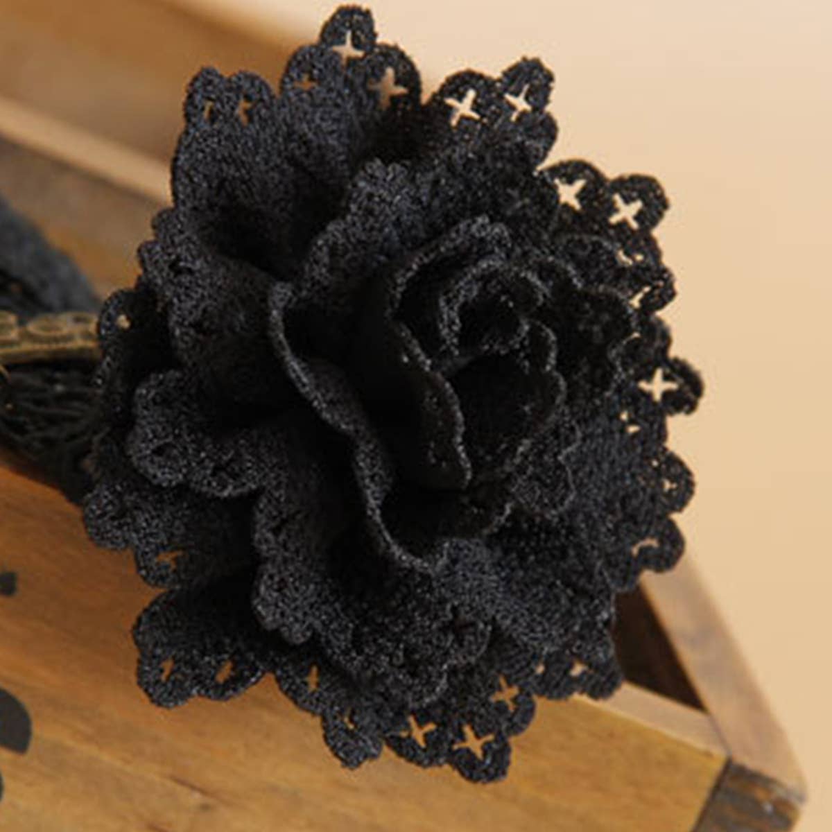 HALLOWEEN FLOWER CRYSTAL LACE SHORT NECKLACE COLLAR