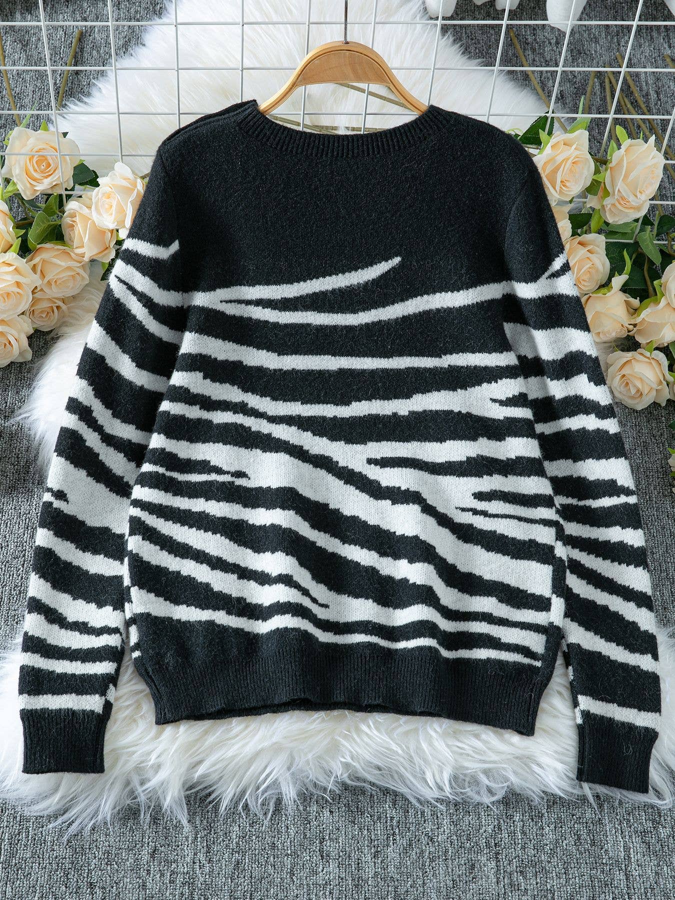 Color-blocking zebra-patterned  knitted sweater