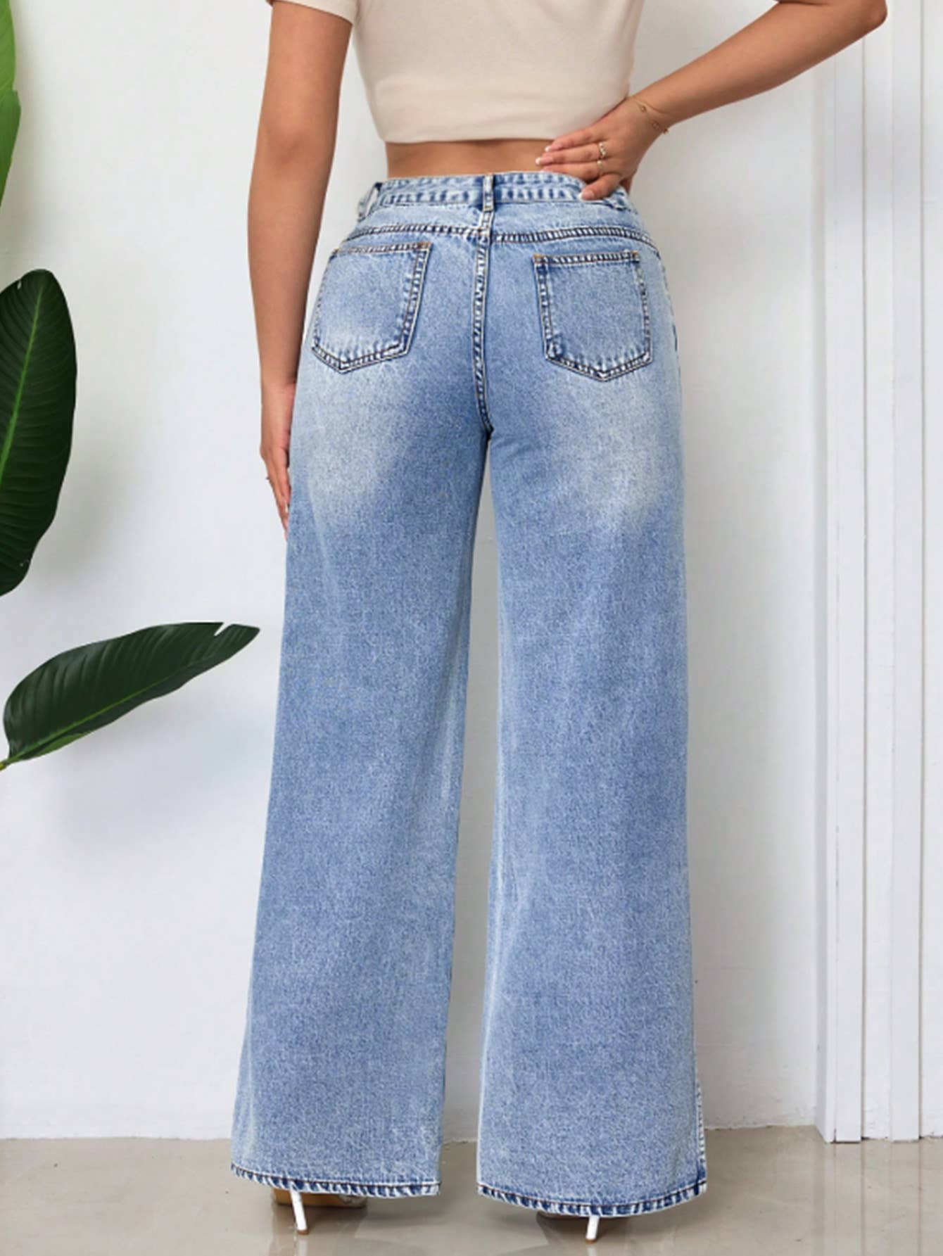Broadly split vertical legs, loose cowboy pants