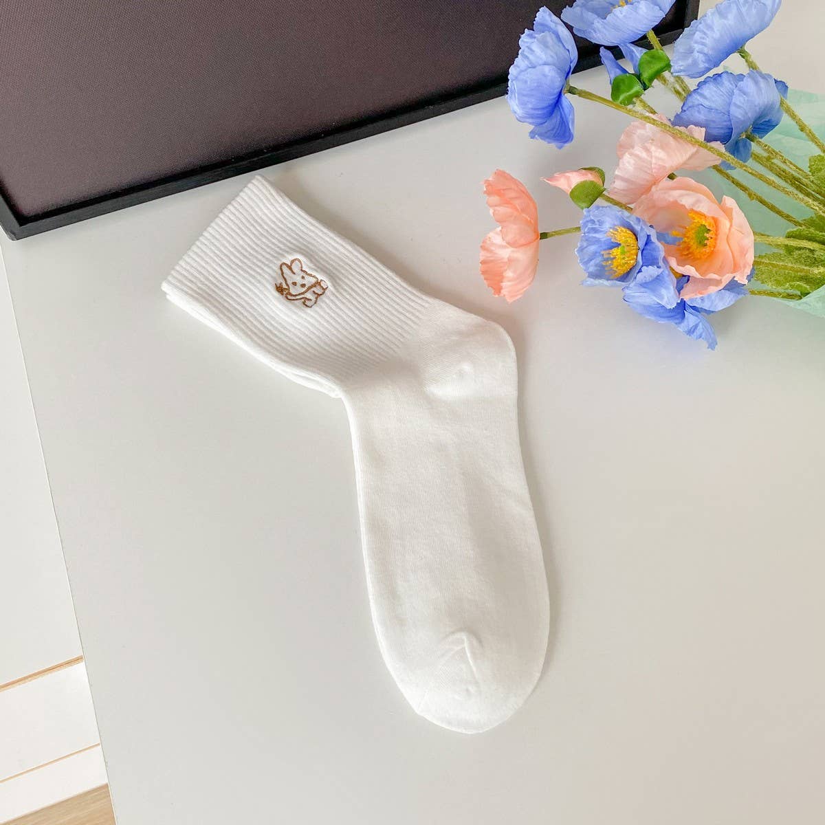 CWMS2517_WHITE NEW EMBROIDERED SIMPLE MIDDLE SOCKS