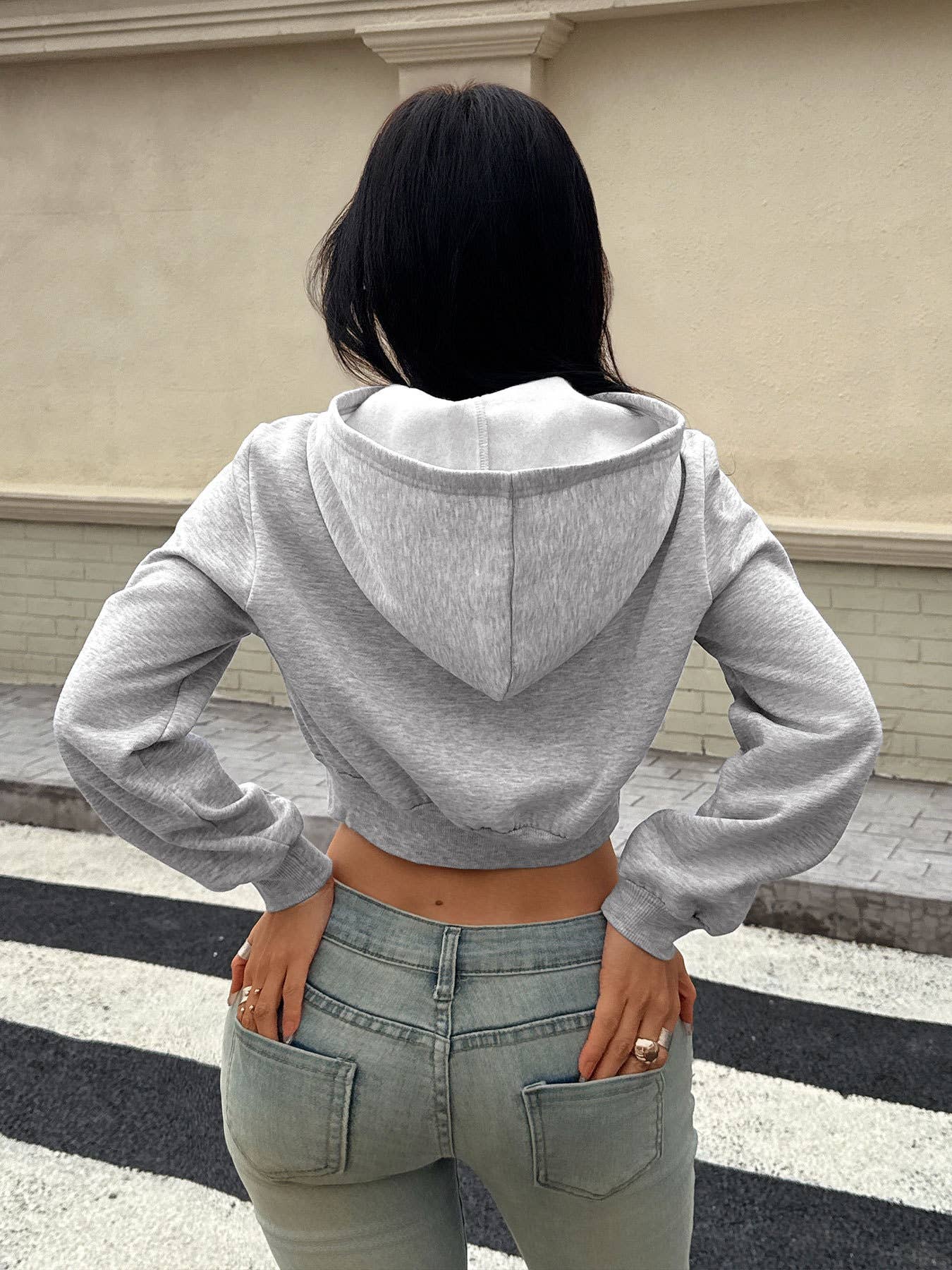 Casual short, waist-exposing hooded sweatshirt
