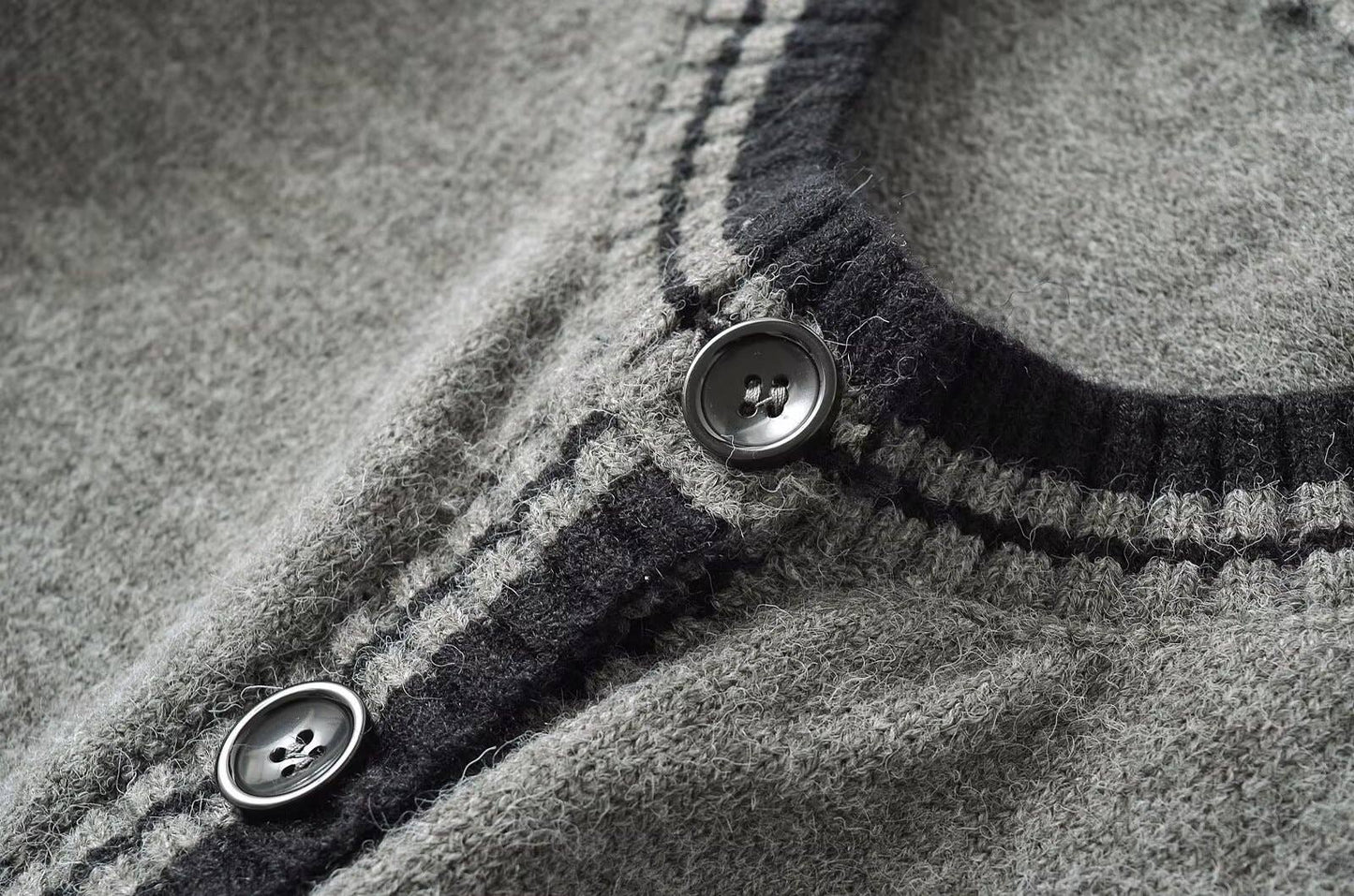 CREW-NECK COLOR MATCHING CONVENTIONAL CARDIGAN