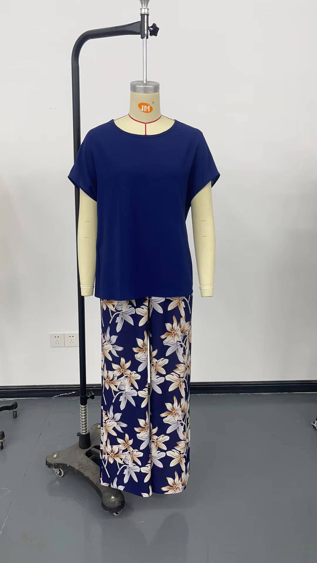 Casual ensemble with pullover printed crew neck