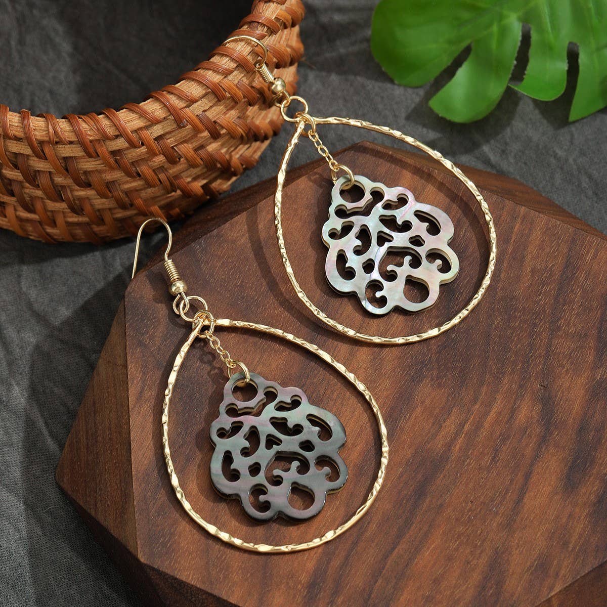 NATURAL SEA SHELL FLOWER-SHAPED HOLLOW EARRINGS