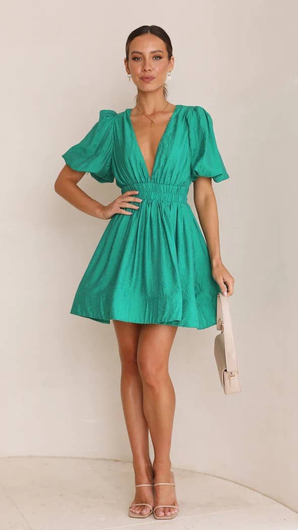 Deep V-neck cinched-waist elastic pleated dress