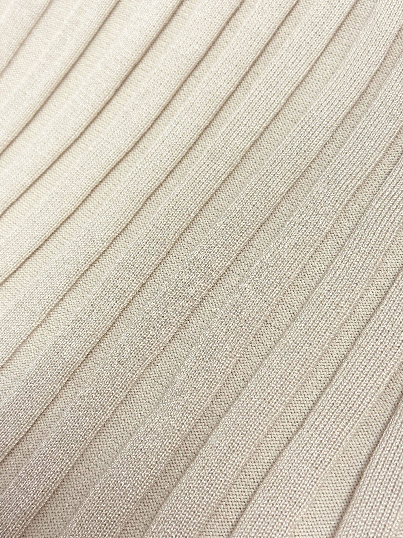 Elegant and stylish long-sleeved knitted dress