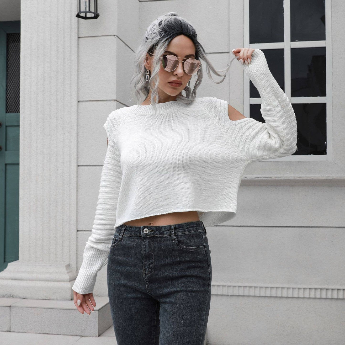 DESIGN OFF-THE-SHOULDER LONG-SLEEVED SWEATER