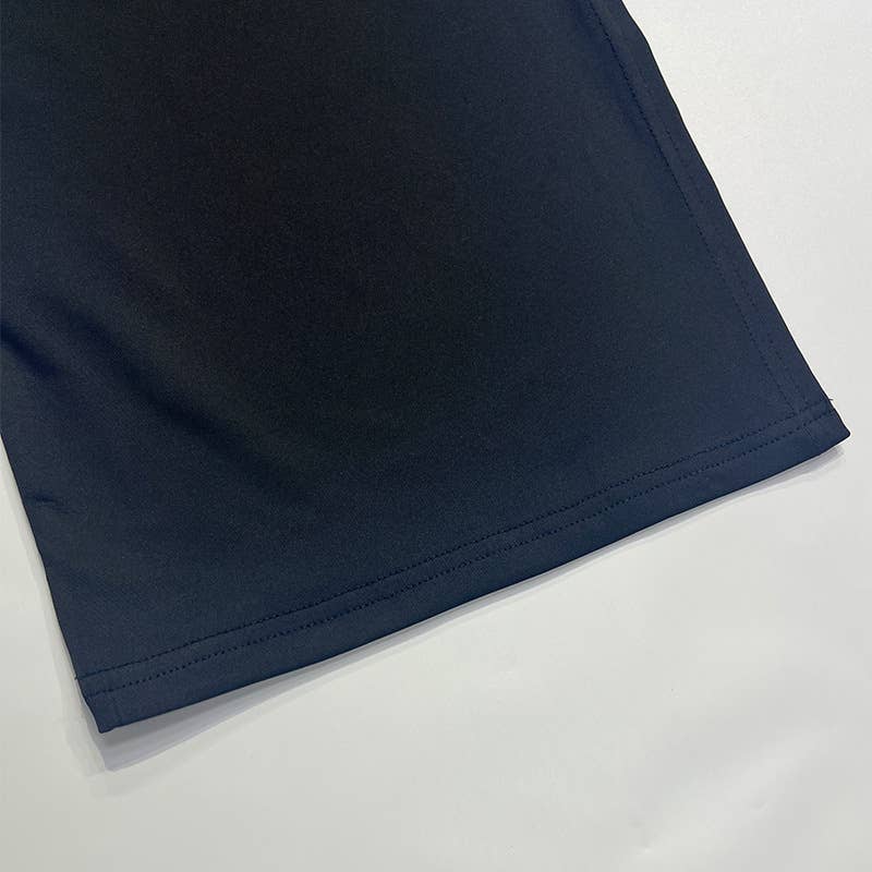 Figure-hugging slit dress with a sense of design