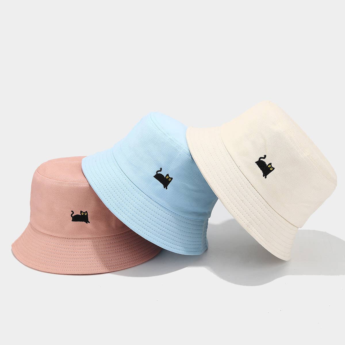 MACAROON-COLORED BLACK CAT EMBROIDERED BUCKET HAT_CWAH1631