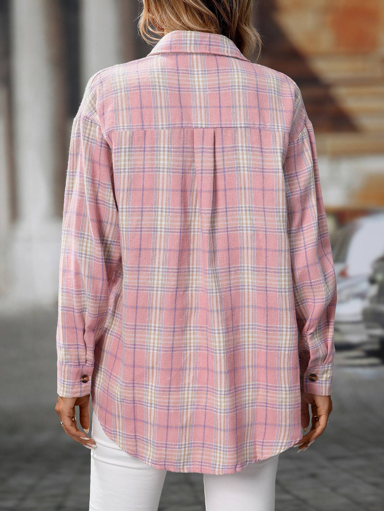 Casual and fashionable checkered pocket shirt