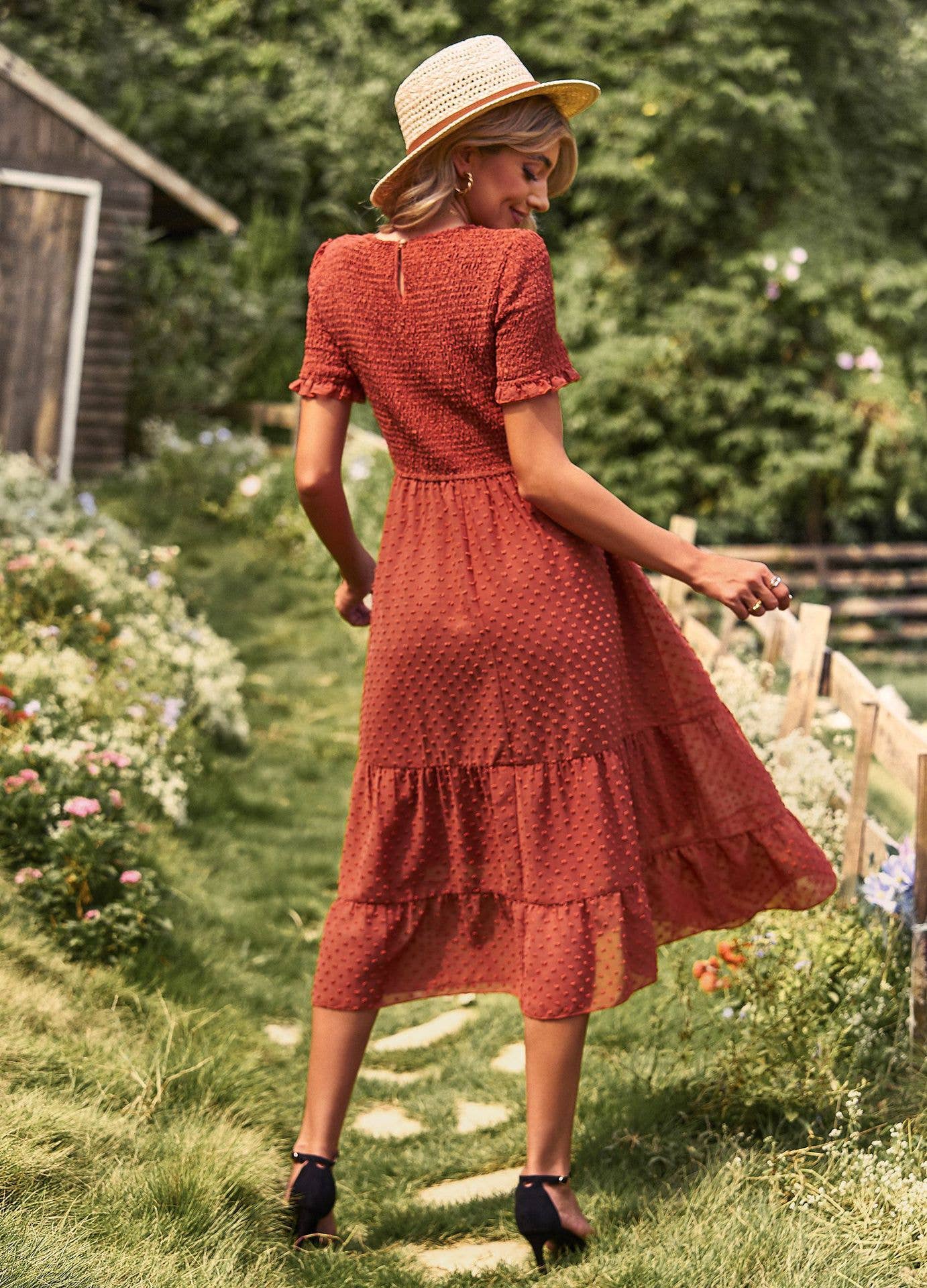 FLAUNTING A FLOWING SLIM-FIT DRESS
