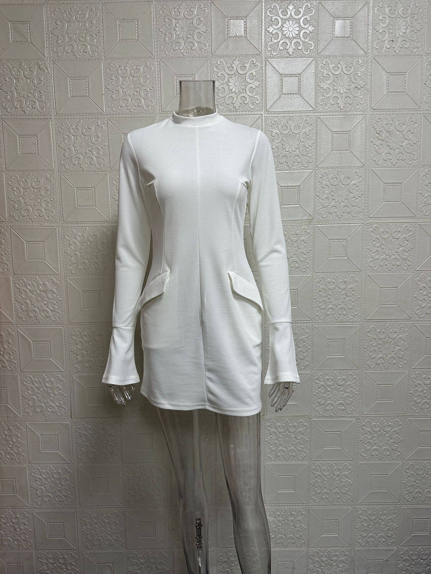 Elegant and fitted long-sleeved short dress