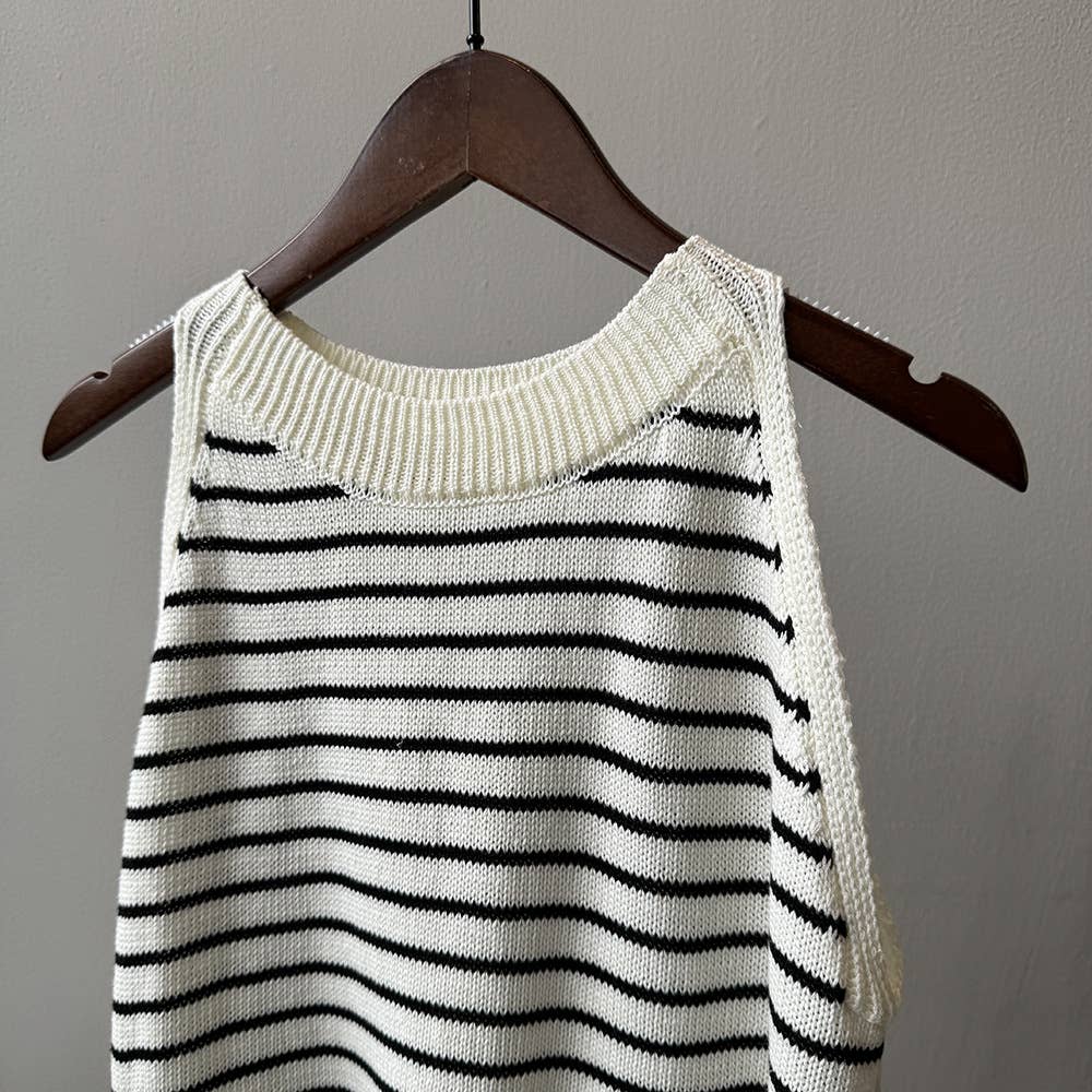 CREW-NECK SLEEVELESS BOTTOM STRIPED KNIT CAMISOLE