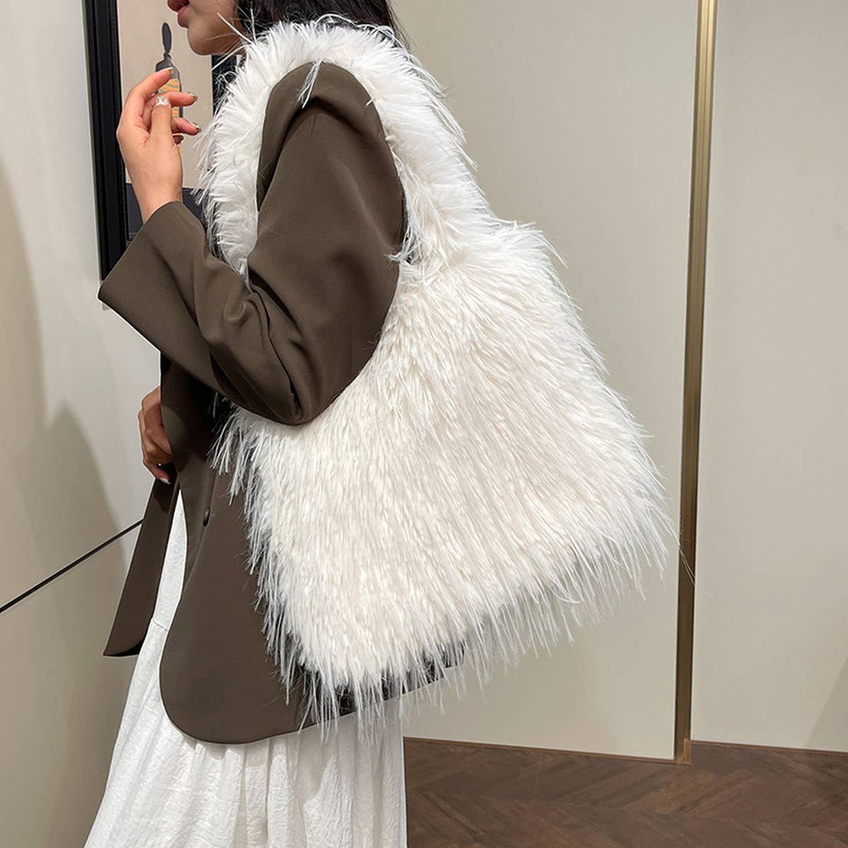 WINTER LARGE CAPACITY TASSEL PLUSH SHOULDER BAG_CWAB3980