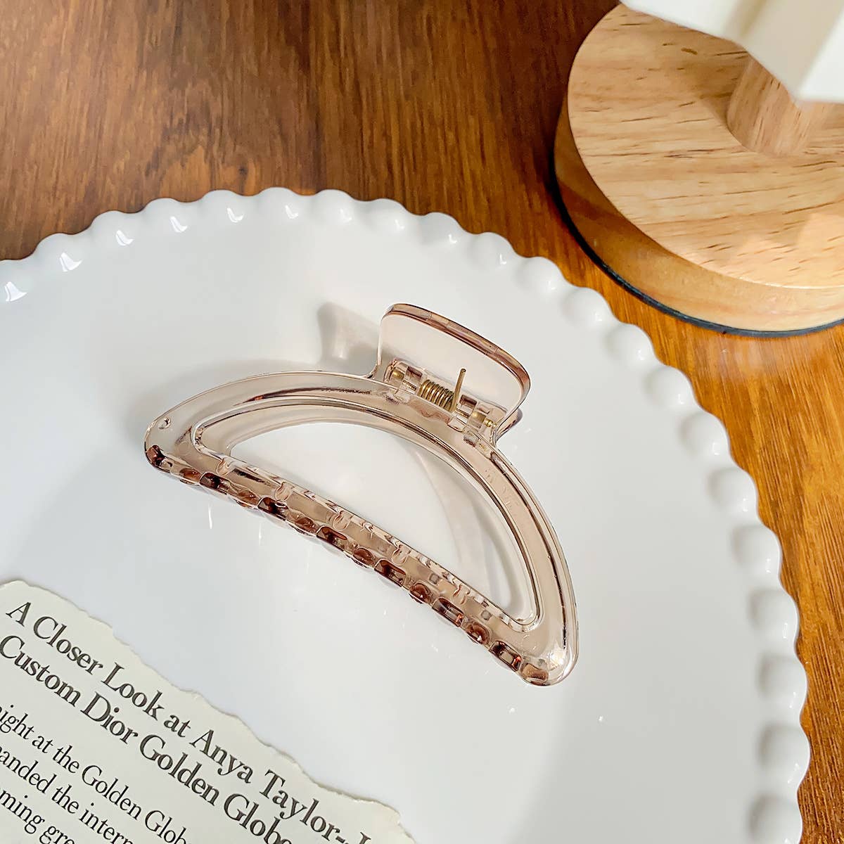 Arc-shaped semi-circular transparent gripper