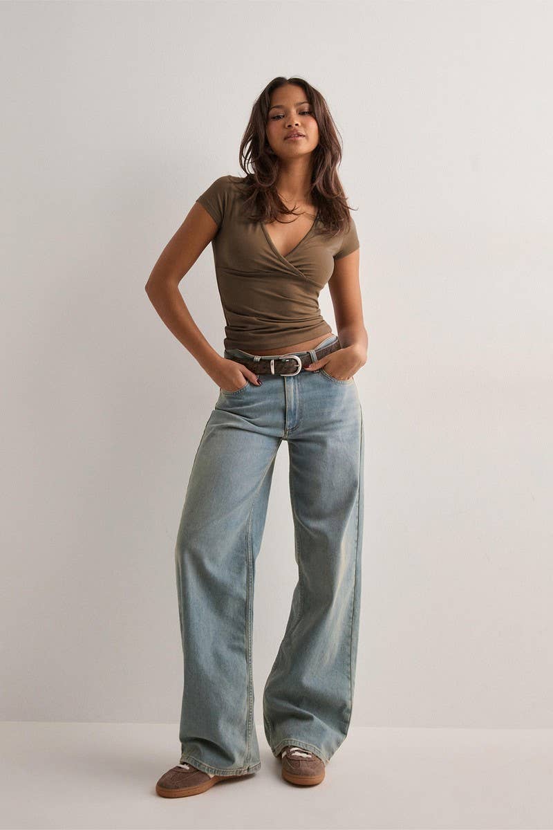 CWTBLS2185_DEEP V-NECK SLIM FIT WAIST T-SHIRT TOP