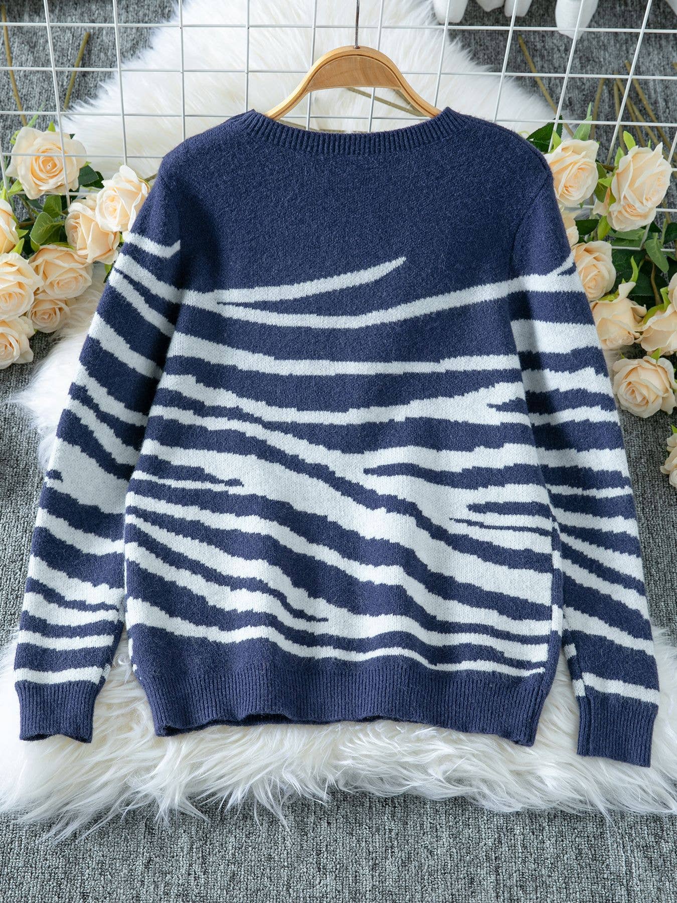 Color-blocking zebra-patterned  knitted sweater