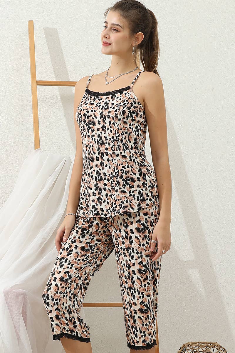 CWSPJ037_LACE DETAILED TOP AND CAPRI PANTS SET