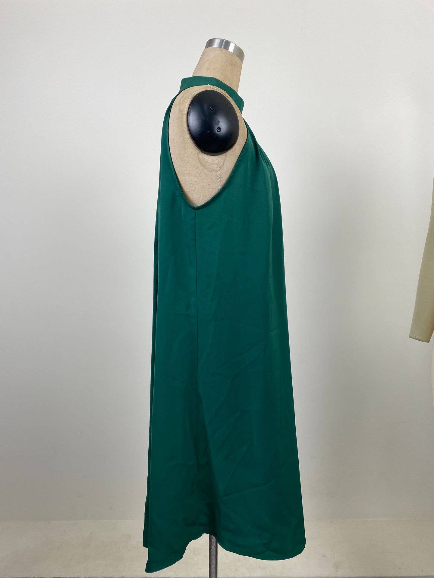 ELEGANT SLEEVELESS HALTER SHORT DRESS