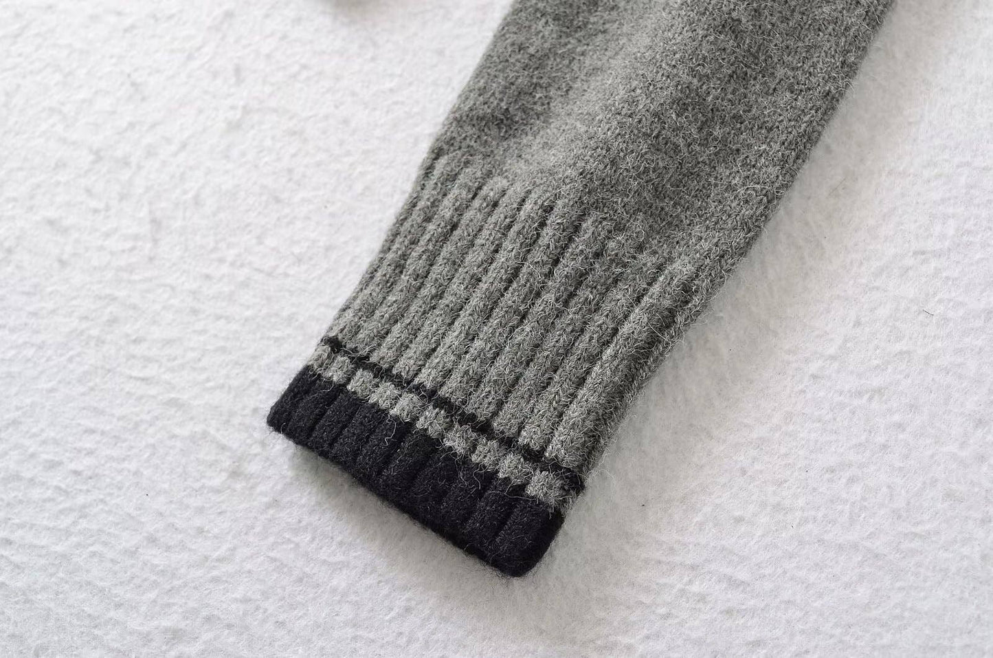 CREW-NECK COLOR MATCHING CONVENTIONAL CARDIGAN