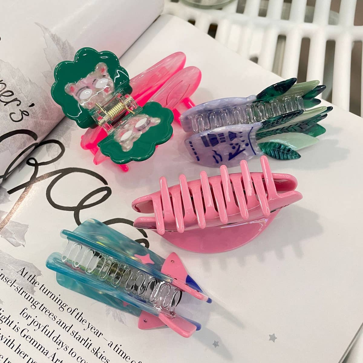 CWAHA4507_INS ALIEN LION ALOE VERA VASE HAIR CLIP