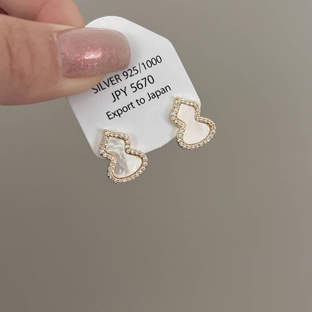 HIGH GRADE GOURD SHELL EARRINGS AND EARRINGS