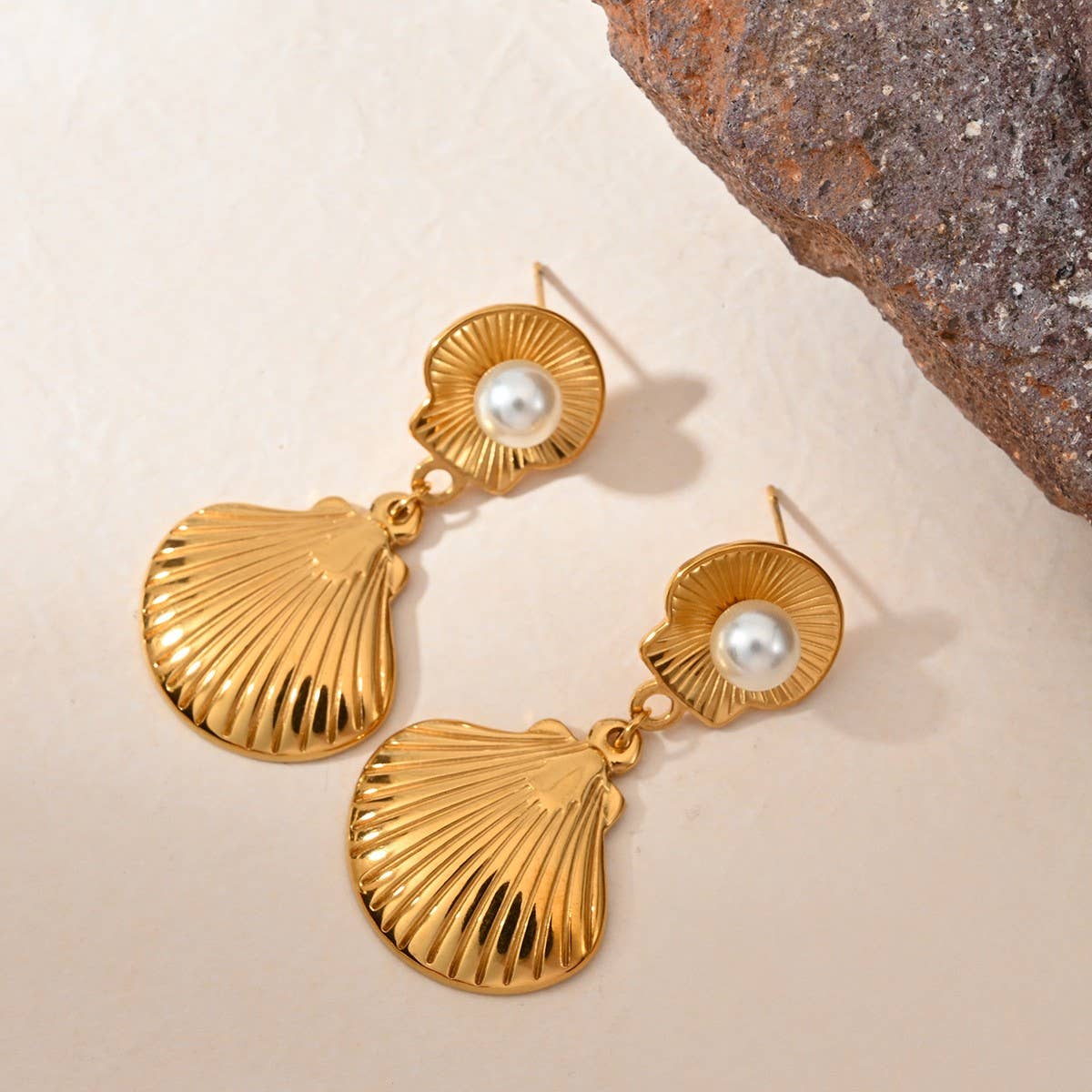 Stylish 18K Stainless Steel Conch Pearl Earrings_CWMM8904
