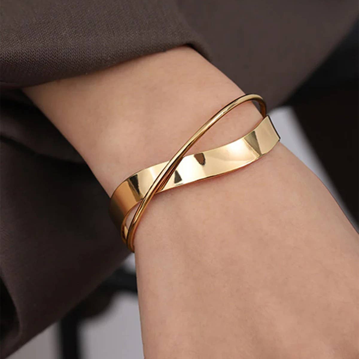 Chic 18K Gold Open Bangle with Cross Design_CWAJE4663