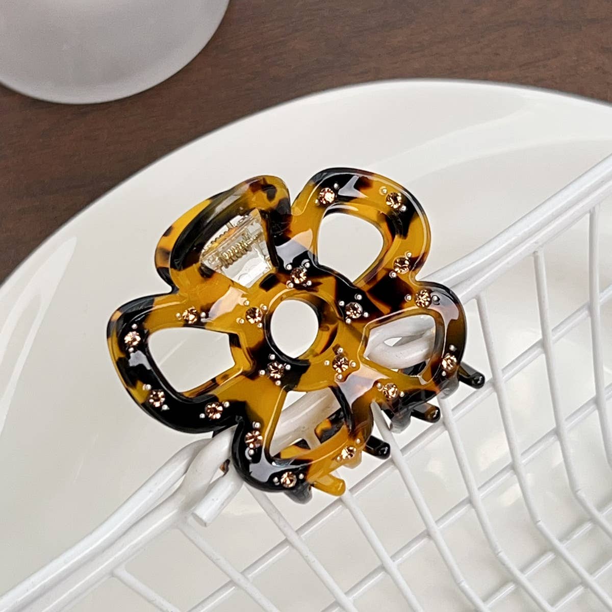 Hollowed-out flower diamond-encrusted grab clip