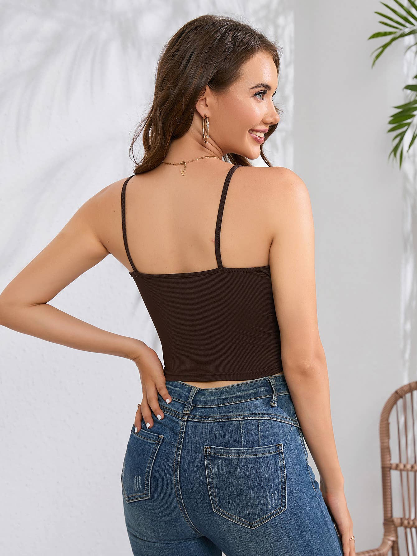 Crop short sleeveless knit V-neck tank top